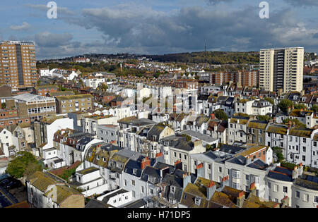 Ein Blick von der Dachterrasse über die Skyline von Brighton East Sussex UK Blick nach Norden Richtung Queens Park Stockfoto