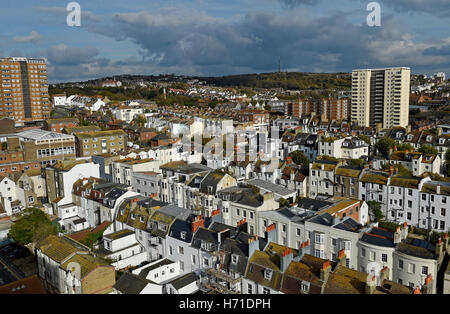 Ein Blick von der Dachterrasse über die Skyline von Brighton East Sussex UK Blick nach Norden Richtung Queens Park Stockfoto