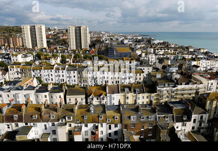 Ein Blick von der Dachterrasse über die Skyline von Brighton East Sussex UK Blick nach Osten in Richtung Kemp Town und dem Yachthafen Stockfoto