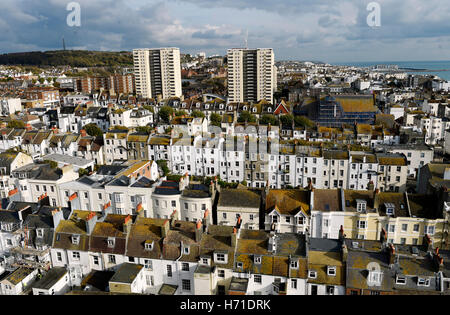 Ein Blick von der Dachterrasse über die Skyline von Brighton East Sussex UK Blick nach Osten in Richtung Kemp Town und dem Yachthafen Stockfoto