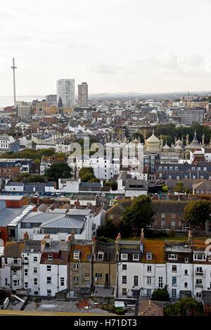 Ein Blick von der Dachterrasse über die Skyline von Brighton East Sussex UK Blick nach Westen in Richtung der Royal Pavilion und der i360 Turm Stockfoto