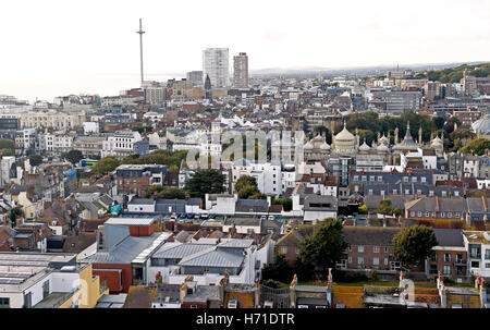 Ein Blick von der Dachterrasse über die Skyline von Brighton East Sussex UK Blick nach Westen in Richtung der Royal Pavilion und der i360 Turm Stockfoto