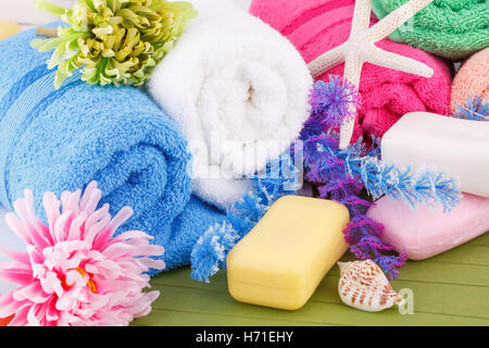 Bunte Handtücher mit Blumen und Seifen Nahaufnahme Bild gerollt. Stockfoto