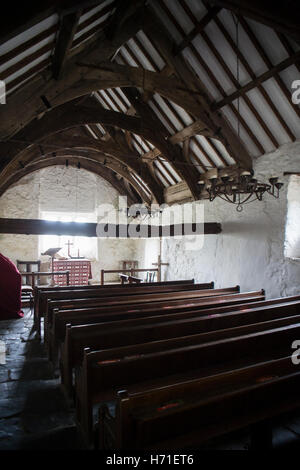 Das Innere der mittelalterlichen 13. Jahrhundert St. Tanwg Kirche, gelegen in den Dünen nahe dem Strand Llandanwg, Snowdonia, Gwynedd. Wales UK Stockfoto