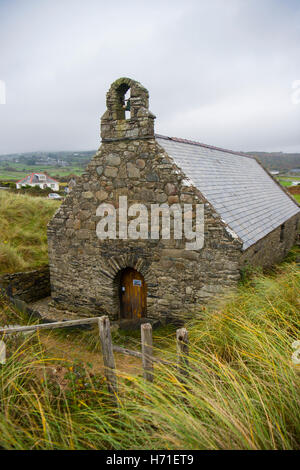 Das Exterieur der mittelalterlichen 13. Jahrhundert St. Tanwg Kirche, gelegen in den Dünen nahe dem Strand Llandanwg, Snowdonia, Gwynedd. Wales UK Stockfoto