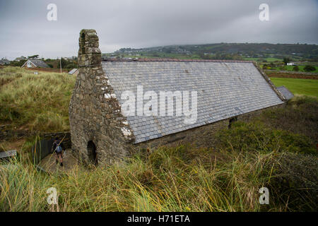 Das Exterieur der mittelalterlichen 13. Jahrhundert St. Tanwg Kirche, gelegen in den Dünen nahe dem Strand Llandanwg, Snowdonia, Gwynedd. Wales UK Stockfoto