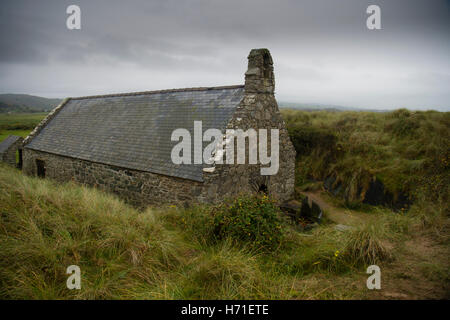 Das Exterieur der mittelalterlichen 13. Jahrhundert St. Tanwg Kirche, gelegen in den Dünen nahe dem Strand Llandanwg, Snowdonia, Gwynedd. Wales UK Stockfoto