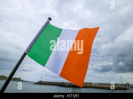 Irische Flagge, Tricolor, grün weiß und orange Stockfoto