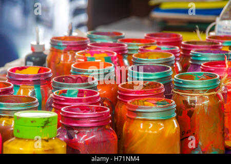 Foto von einigen bunten Cristal-Flaschen mit Farbe Stockfoto