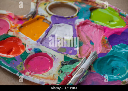 Foto von einem Kunst-Palette mit Farbe und Pinsel Stockfoto