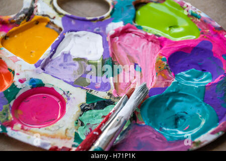 Foto von einem Kunst-Palette mit Farbe und Pinsel Stockfoto