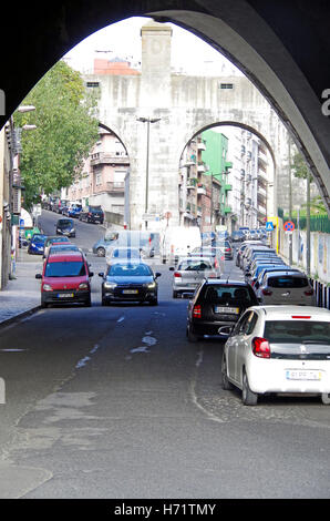 Lissabon, Portugal-Aquädukt durch Betonbrücke. Stockfoto