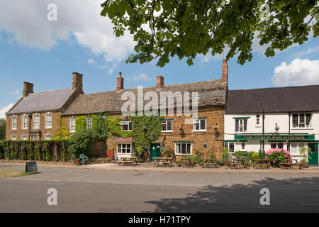 Die Trainer und Pferde (rechts) und Immobilien in Dorf Adderbury, North Oxfordshire, England, Großbritannien Stockfoto