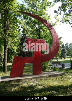 Sowjetische Denkmal mit Hammer und Sichel bleiben in Krasnoarmeyisk (Rote Armee), eine kleine Stadt der östlichen Ukraine Stockfoto