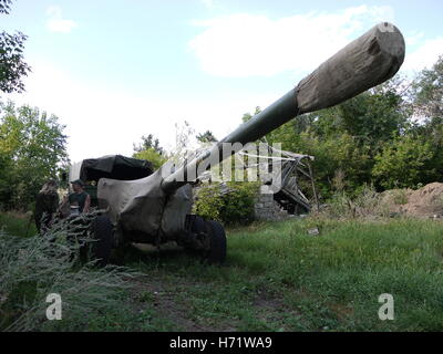 Die Geschütze der ukrainischen Artillerie im Donbass, östlich von Ukraine, wurden von der Front abgezogen. Stockfoto