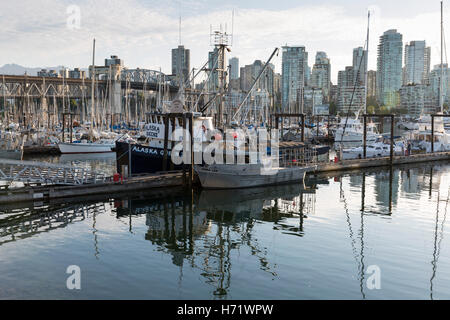 Vancouver, Kanada: Eine Vielzahl von Angelboote/Fischerboote und Segelboote vor Anker am False Creek Fischer Kai in der West Side. Stockfoto