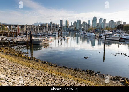 Vancouver, Kanada: Eine Vielzahl von Angelboote/Fischerboote und Segelboote vor Anker am False Creek Fischer Kai in der West Side. Stockfoto