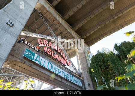 Vancouver, Kanada: Haupteingang auf der Granville Island Public Market unter der Granville Street Bridge. Stockfoto