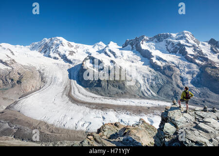 Wanderer, schauen über Gornergletscher und Monte Rosa vom Gornergrat aus. Zermatt, Walliser Alpen, Wallis, Schweiz. Stockfoto