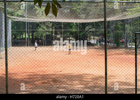 Sao Paulo, Brasilien - 15. Oktober 2016: Kinder spielen Fußball auf dem Aclimacao Park in Sao Paulo, Brasilien. Foto-Serie (3 von 8) Stockfoto