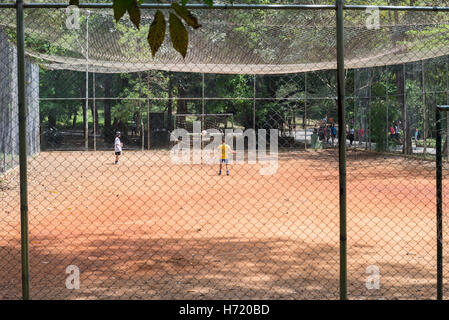 Sao Paulo, Brasilien - 15. Oktober 2016: Kinder spielen Fußball auf dem Aclimacao Park in Sao Paulo, Brasilien. Foto-Serie (4 von 8) Stockfoto