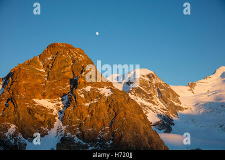 Am Abend Mondaufgang über Piz Trovat, von der Diavolezza. Berniner Alpen, Graubünden, Schweiz. Stockfoto