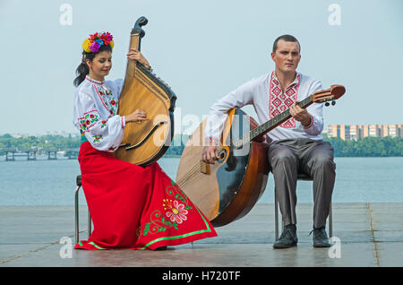 Dnepropetrovsk, Ukraine - 14. September 2013: Action von jungen Künstlern widmet sich der Tag der Stadt Stockfoto