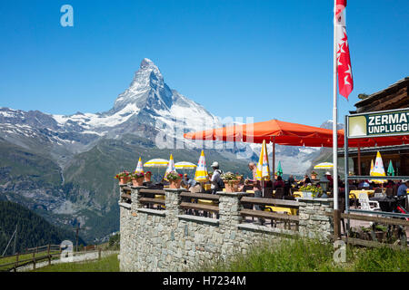 Buffet-Bar Sunnegga unter dem Matterhorn, Zermatt, Walliser Alpen, Wallis, Schweiz. Stockfoto