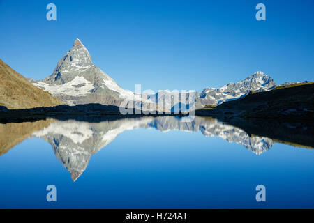 Das Matterhorn spiegelt sich in den Riffelsee, Zermatt, Walliser Alpen, Wallis, Schweiz. Stockfoto