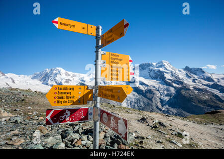 Wandern Wegweiser unter Monte Rosa, Gornergrat, Zermatt, Walliser Alpen, Wallis, Schweiz. Stockfoto