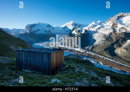 Hölzerne Hütte oberhalb der Gornergletscher, Zermatt, Walliser Alpen, Wallis, Schweiz. Stockfoto