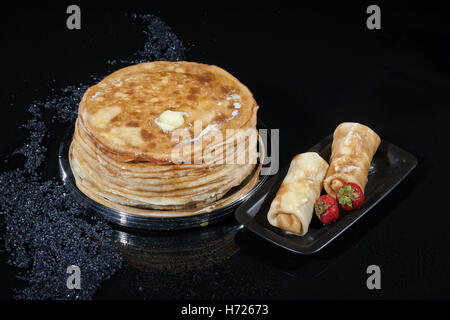 Pfannkuchen in einer Platte auf eine Glas-Studio-Hintergrund Stockfoto