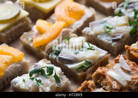 kleine hausgemachte Häppchen verschiedener Fingerfood Stockfoto