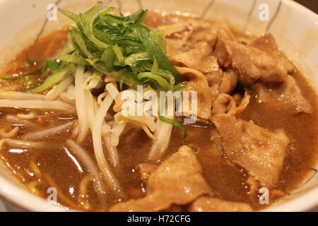 Japanische Ramen mit geschnittenem Schweinefleisch, Frühlingszwiebeln, Sojasprossen und Nudeln in Osaka, Japan Stockfoto