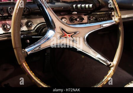 Lenkrad eines amerikanischen Oldtimers Stockfoto