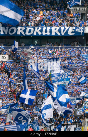 Schalke-Fans mit Meisterschale Trophäe Mockups, Spiel FC Schalke 04 V VfL Wolfsburg-Fußball-Clubs in Gelsenkirchen Stockfoto