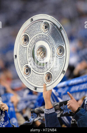 Schalke-Fans mit Meisterschale Trophäe Mockups, Spiel FC Schalke 04 V VfL Wolfsburg-Fußball-Clubs in Gelsenkirchen Stockfoto