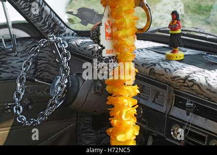 Außergewöhnliche Lenkrad und Armaturenbrett ein amerikanisches Auto, Hot Rods, Kustoms, Kreuzer & Kunst an die "Bottrop Kustom Kulture Stockfoto