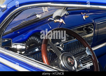 Cockpit und Armaturenbrett eine blaue Limousine, Hot Rods, Kustoms, Kreuzer & Kunst an die "Bottrop Kustom Kulture 2007"-fest am Stockfoto