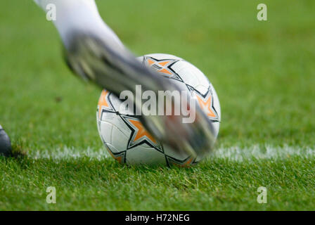 Fußballer, die einen Ball Stockfoto