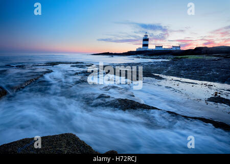 Abend-Küste unter Hook Head Leuchtturm, County Wexford, Irland. Stockfoto