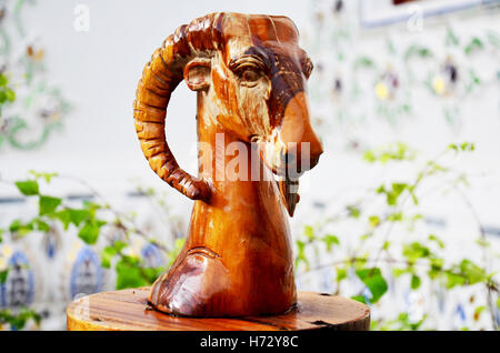 Traditionellen Thai-Stil Holzschnitzerei als Tier Holz Ziege eines der 12 Tierkreiszeichen in der Kirche von Tempel in Thailand und diese Kunst schmücken Stockfoto