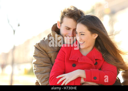 Paar aus und in der Liebe in einem Park umarmt Stockfoto