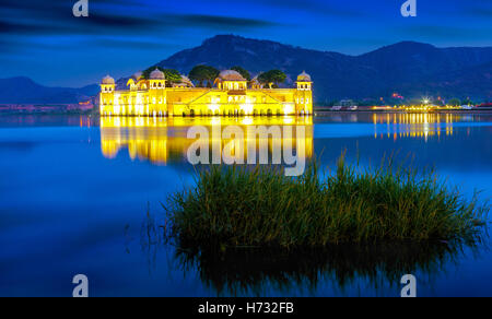 Palast Jal Mahal. JAL Mahal (Wasserpalast) wurde während des 18. Jahrhunderts in der Mitte Mann Sager See gebaut. Jaipur, Indien Stockfoto