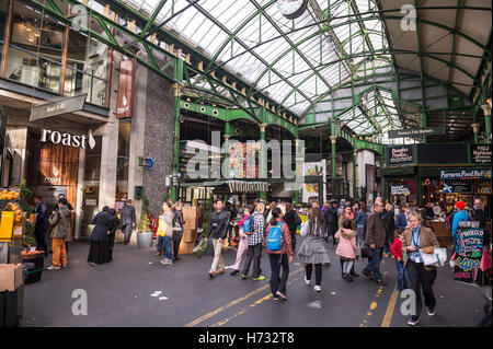 LONDON - 31. Oktober 2016: Besucher durchsuchen die Spezialität im Borough Market Essensstände, einer der größten und ältesten Märkte. Stockfoto