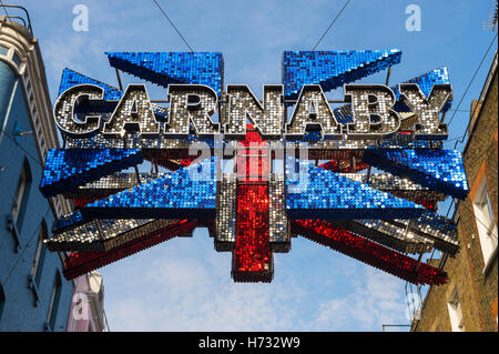 LONDON - 31. Oktober 2016: Union Jack Pailletten Zeichen schimmert über Carnaby Street, ein Mode-shopping-Destination seit den 50er Jahren Stockfoto