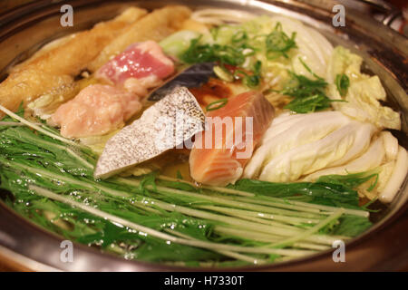 Shabu-Shabu ist ein japanischer Nabemono Eintopf Gericht dünn geschnittenes Fleisch und Gemüse gekocht in Wasser in Osaka, Japan Stockfoto