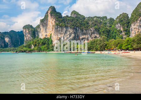 perfekter Urlaub mit blauem Himmel am Railay Beach in Krabi, thailand Stockfoto