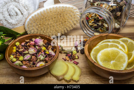 Einstellung für gesund Leben mit Pinsel, Kräutertee und anderen Zutaten Stockfoto