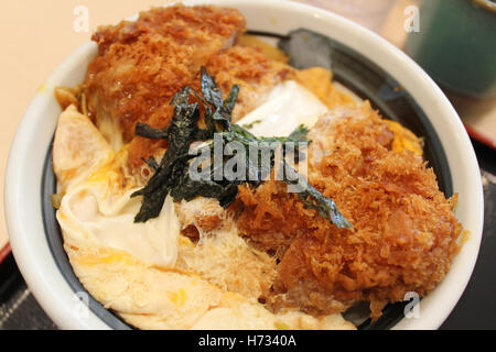 Katsudon ist eine Schüssel Reis garniert mit frittierten Schweineschnitzel, Ei, Algen und Gewürze im Restaurant in Nara, Japan Stockfoto